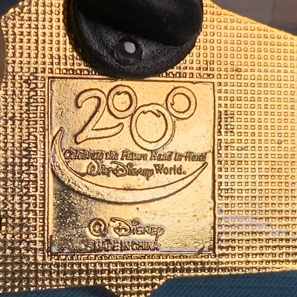 Vintage WDW Disney Official Pin Trading 2000, Celebrate the Future Hand in Hand - Picture 3 of 4